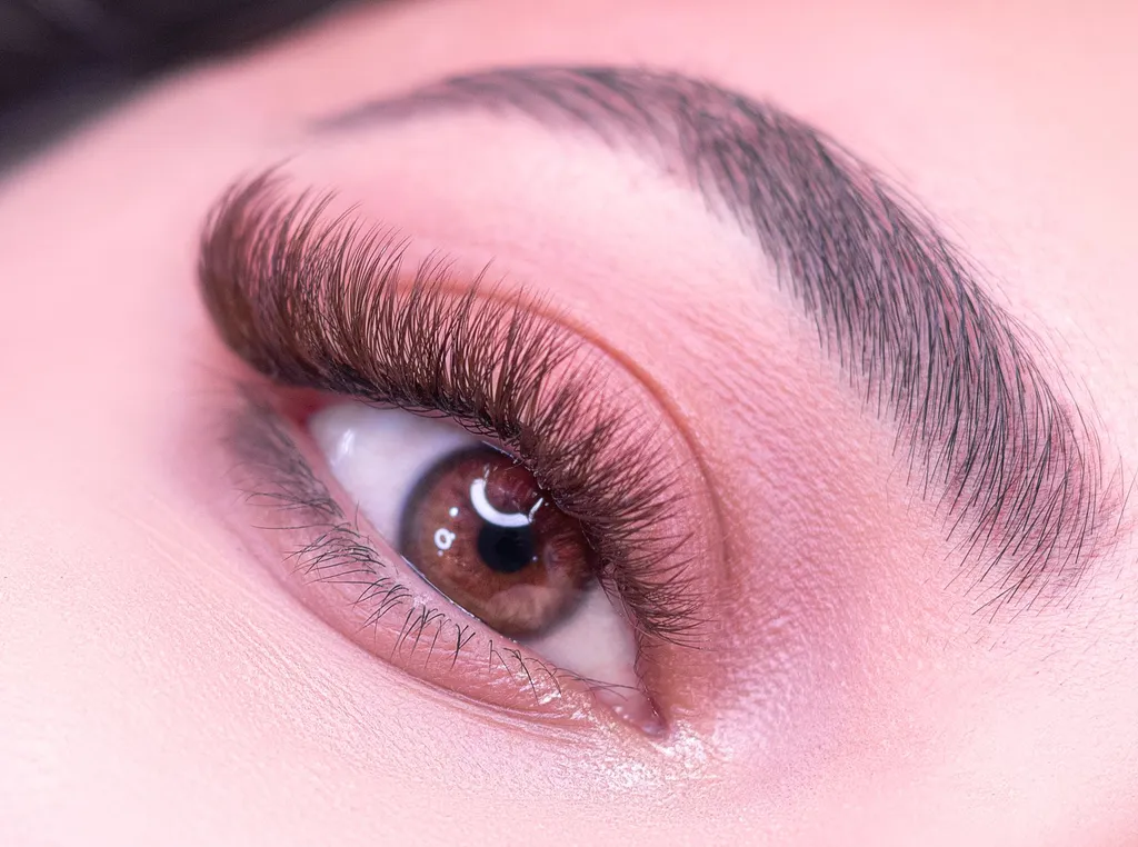 Lash lifting